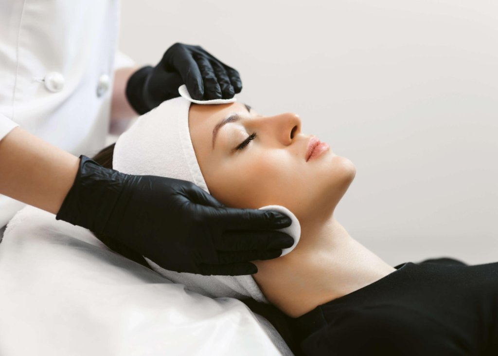 How Much Can You Really Earn After Graduating From Cosmetology Courses?